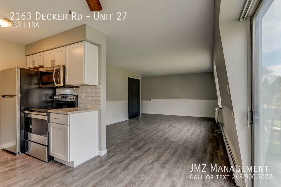 2163 Decker Rd, Unit Unit 27 in Walled Lake, MI - Foto de edificio