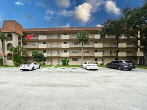 6301 N Falls Cir Dr, Unit 313 in Lauderhill, FL - Foto de edificio - Building Photo