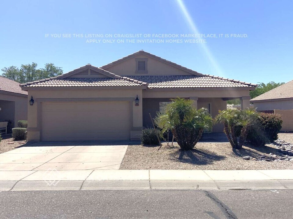 2113 E Paso Fino Dr in San Tan Valley, AZ - Building Photo