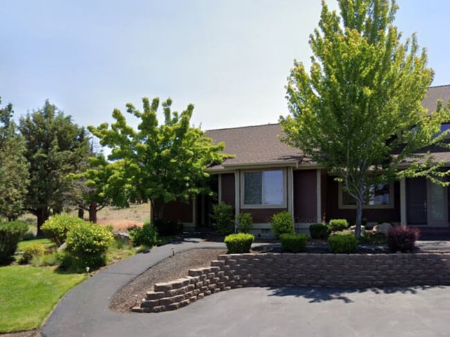 1445 Highland Vw in Redmond, OR - Building Photo - Building Photo