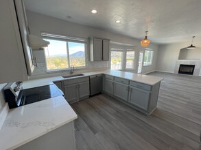 13604 S Vestry Rd in Draper, UT - Foto de edificio - Building Photo