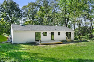 35 New St in Sharon, CT - Foto de edificio - Building Photo