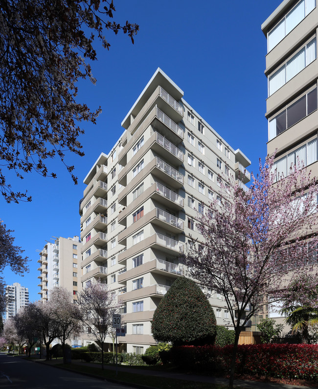 Central Court Apartments in Vancouver, BC - Building Photo - Building Photo