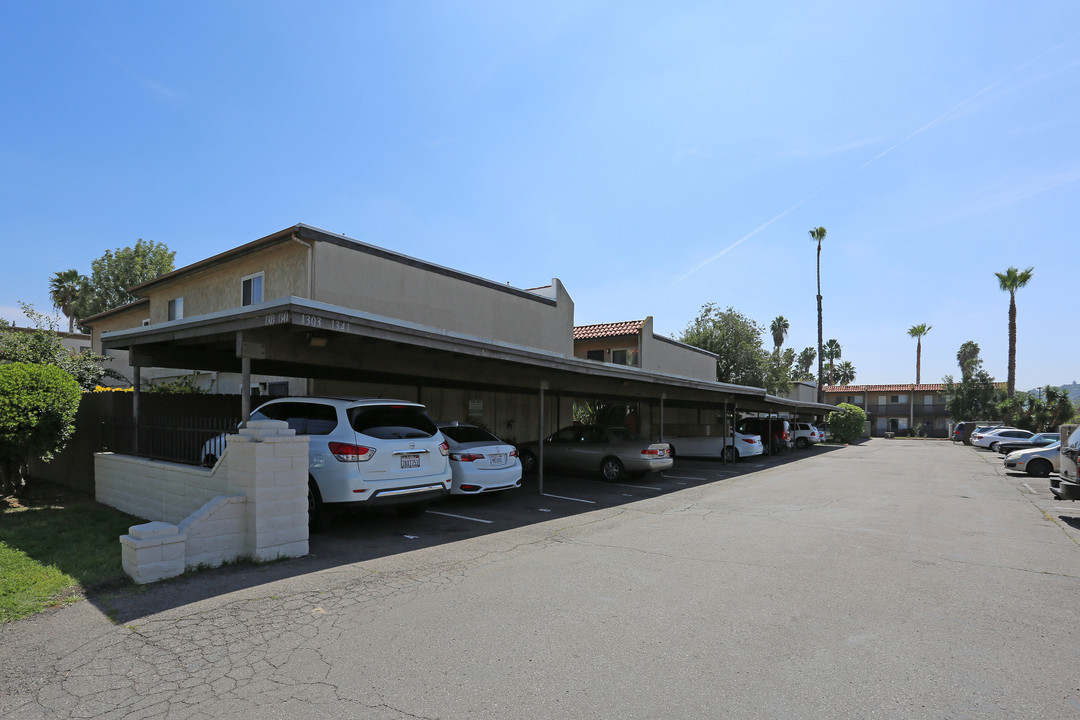 Oakdale Park in El Cajon, CA - Building Photo