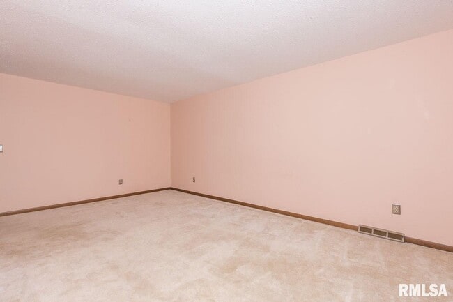 3835 Prairie Ln in Bettendorf, IA - Building Photo - Building Photo