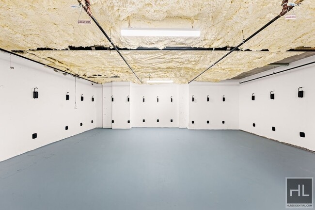 BRUCKNER BOULEVARD in Bronx, NY - Building Photo - Building Photo