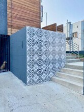 1217 N Virgil Ave in Los Angeles, CA - Foto de edificio - Building Photo