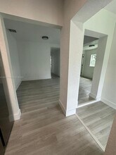 1090 NW 77th St in Miami, FL - Building Photo - Building Photo