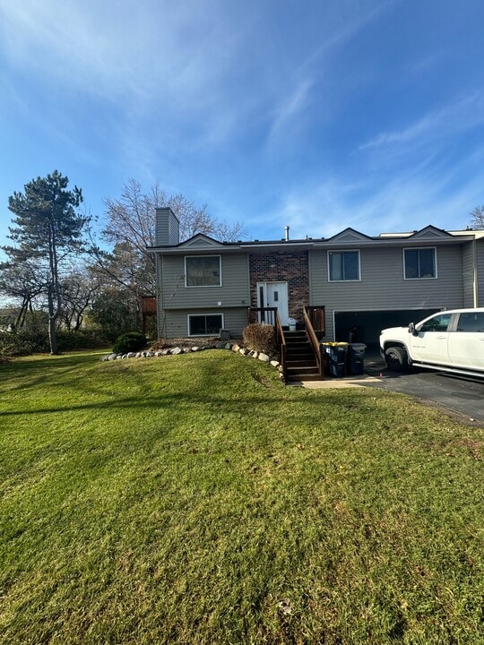 1272 Deercliff Ln in Eagan, MN - Building Photo