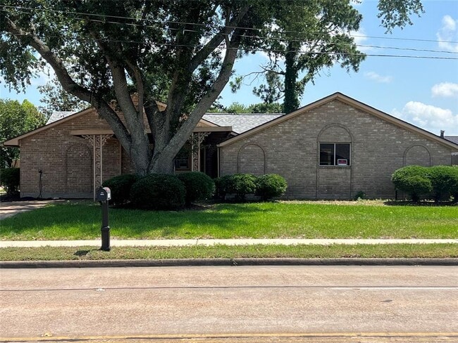 1014 E San Augustine St in Deer Park, TX - Building Photo - Building Photo