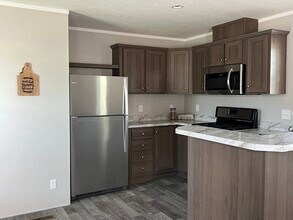 5157 Chantelle Dr in Flint, MI - Building Photo - Building Photo
