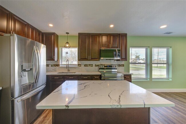 225 Pecan St in Sweeny, TX - Building Photo - Building Photo