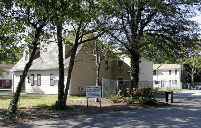 Carriage Lamp Apartments in Richmond, VA - Building Photo - Building Photo