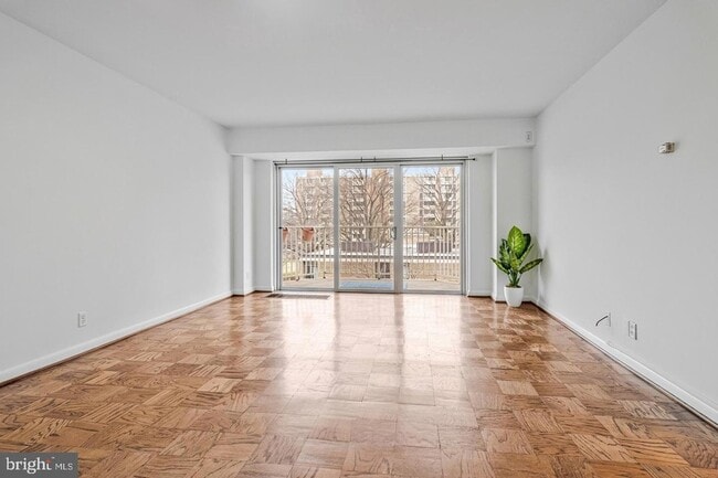 560 N St SW, Unit N409 in Washington, DC - Foto de edificio - Building Photo