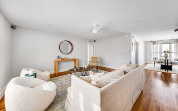 10727 Villager Rd in Dallas, TX - Foto de edificio - Building Photo