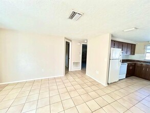 5805 Delaware Ave in New Port Richey, FL - Foto de edificio - Building Photo