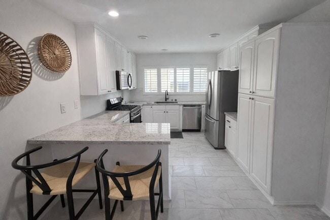 11120 Queensland St, Unit E47 in Los Angeles, CA - Building Photo - Building Photo