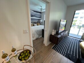 2131 NE 167th St, Unit A1 in North Miami Beach, FL - Foto de edificio - Building Photo