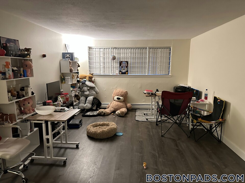 122 Dustin St in Boston, MA - Building Photo
