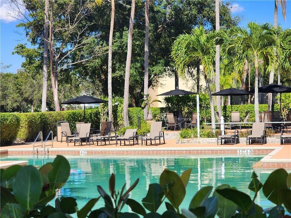 651 Lyons Rd in Coconut Creek, FL - Foto de edificio