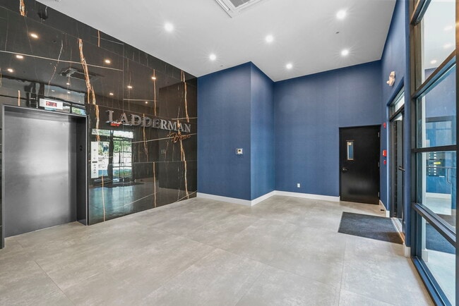 2021 Jones Rd, Unit 102 in Fort Lee, NJ - Foto de edificio - Building Photo