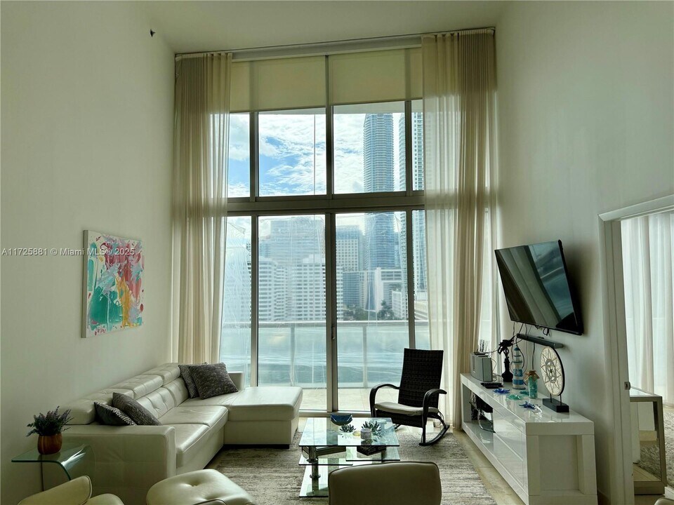 495 Brickell Ave, Unit 1403 in Miami, FL - Building Photo