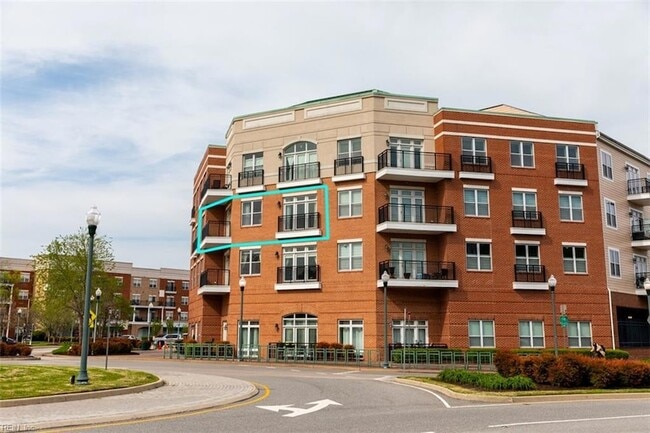 670 Town Center Dr, Unit 320 in Newport News, VA - Building Photo - Building Photo