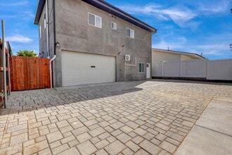 17095 Kingsbury St in Los Angeles, CA - Foto de edificio - Building Photo