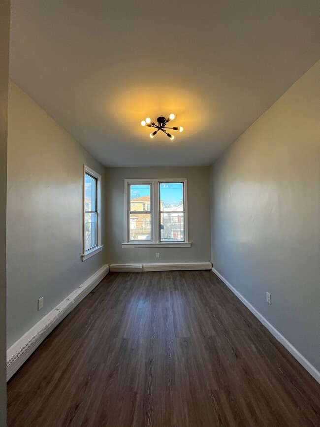 54 Stegman St, Unit 3 in Jersey City, NJ - Foto de edificio - Building Photo