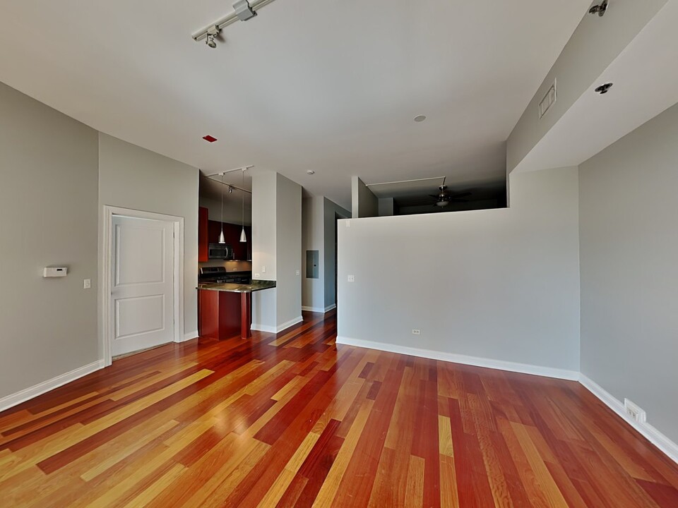 230 W Division St in Chicago, IL - Building Photo