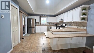 1062 Monarch Meadows Dr in Lakeshore, ON - Building Photo - Building Photo
