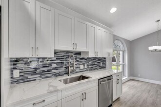 843 Azalea Dr, Unit 223 in Royal Palm Beach, FL - Building Photo - Building Photo