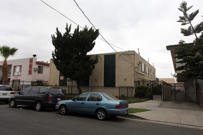 7521 Canby Ave in Reseda, CA - Building Photo - Building Photo