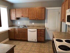 909 N Governor St in Iowa City, IA - Building Photo