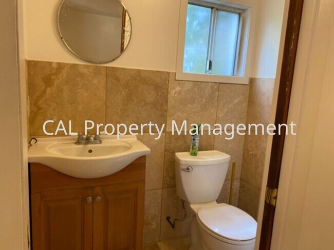 277 Van Buren St-Unit -Apt B in Monterey, CA - Building Photo - Building Photo