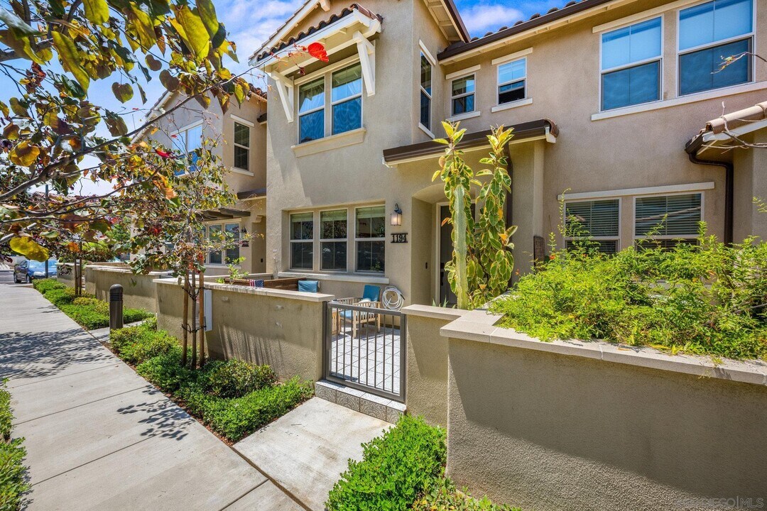 1194 Delpy View Point in Vista, CA - Building Photo