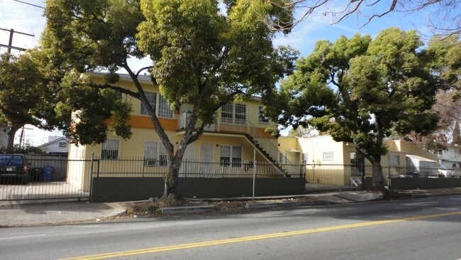 5702 Virginia Ave in Los Angeles, CA - Foto de edificio - Building Photo