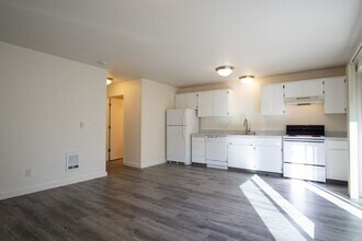 130 SE 105th Ave in Portland, OR - Building Photo - Building Photo