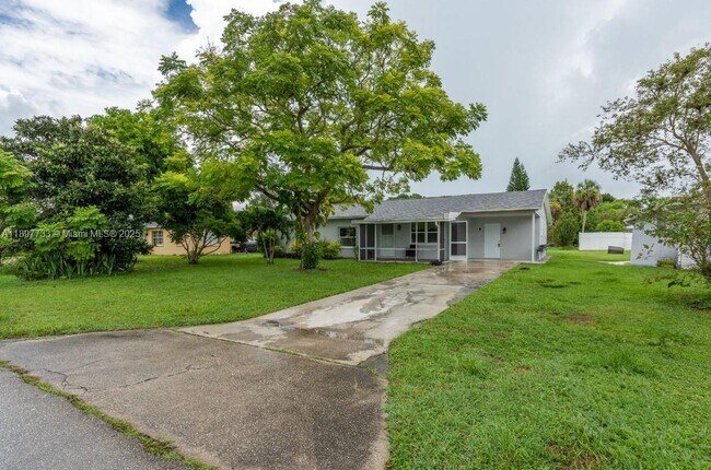 121 East 3rd Street in Lehigh Acres, FL - Building Photo - Building Photo