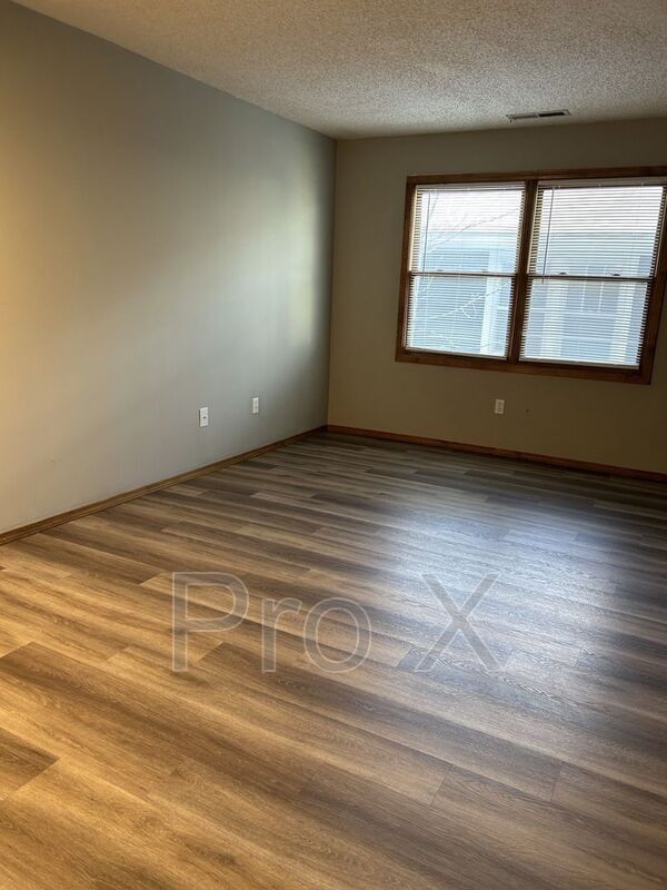 207 E Carlton St in Pittsburg, KS - Foto de edificio - Building Photo