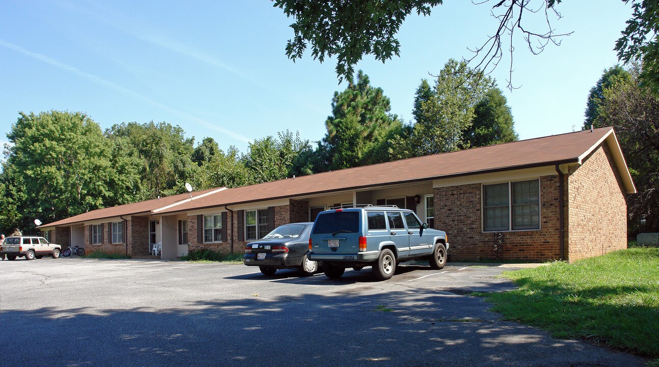 142 Kenilworth Dr in High Point, NC - Foto de edificio