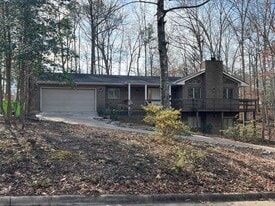 303 Lake Pointe Dr in Roanoke Rapids, NC - Building Photo