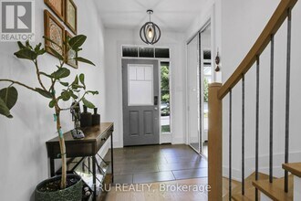 993 Shimmerton Cir in Ottawa, ON - Building Photo - Building Photo