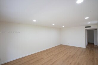 136 S Cypress Rd in Pompano Beach, FL - Building Photo - Building Photo