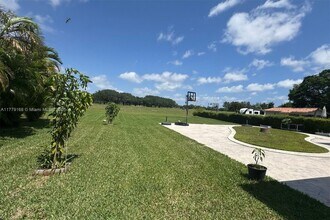 1025 Hunting Lodge Dr in Miami Springs, FL - Building Photo - Building Photo