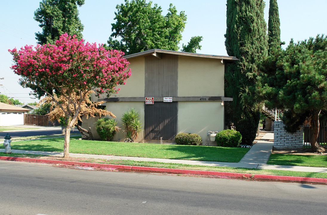 4705 E McKinley Ave in Fresno, CA - Foto de edificio