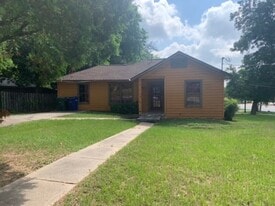 1021 Oak Dr in Huntsville, TX - Building Photo