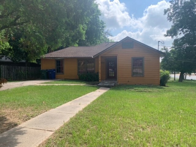 1021 Oak Dr in Huntsville, TX - Building Photo