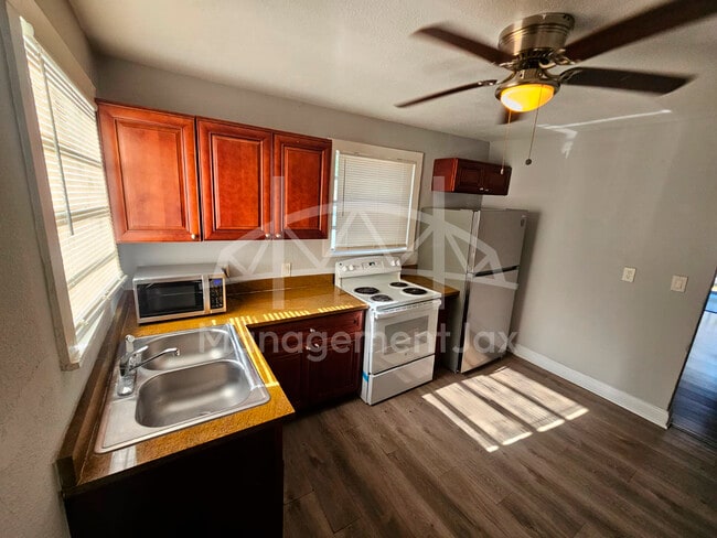 5736 Teeler Ave in Jacksonville, FL - Building Photo - Building Photo