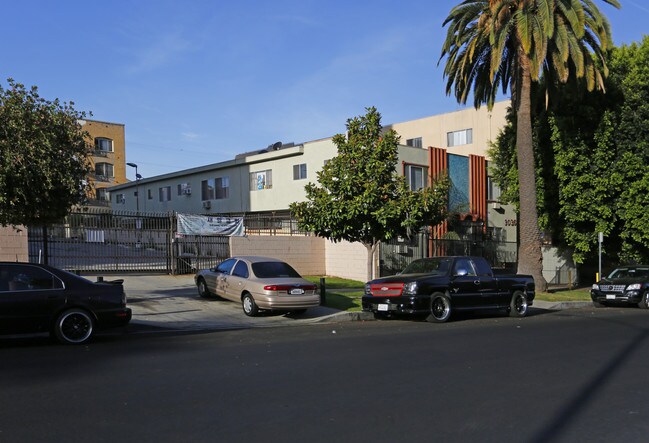 3036 Leeward Ave in Los Angeles, CA - Foto de edificio - Building Photo